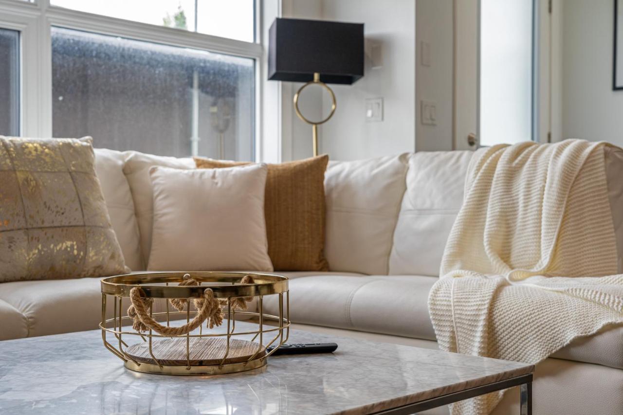Contemporary Luxury 4 Bedroom House Near Downtown คาลการี ภายนอก รูปภาพ