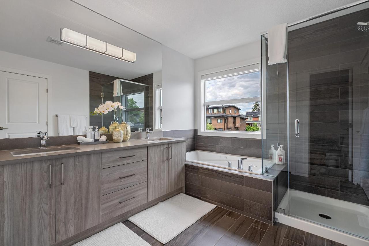 Contemporary Luxury 4 Bedroom House Near Downtown คาลการี ภายนอก รูปภาพ