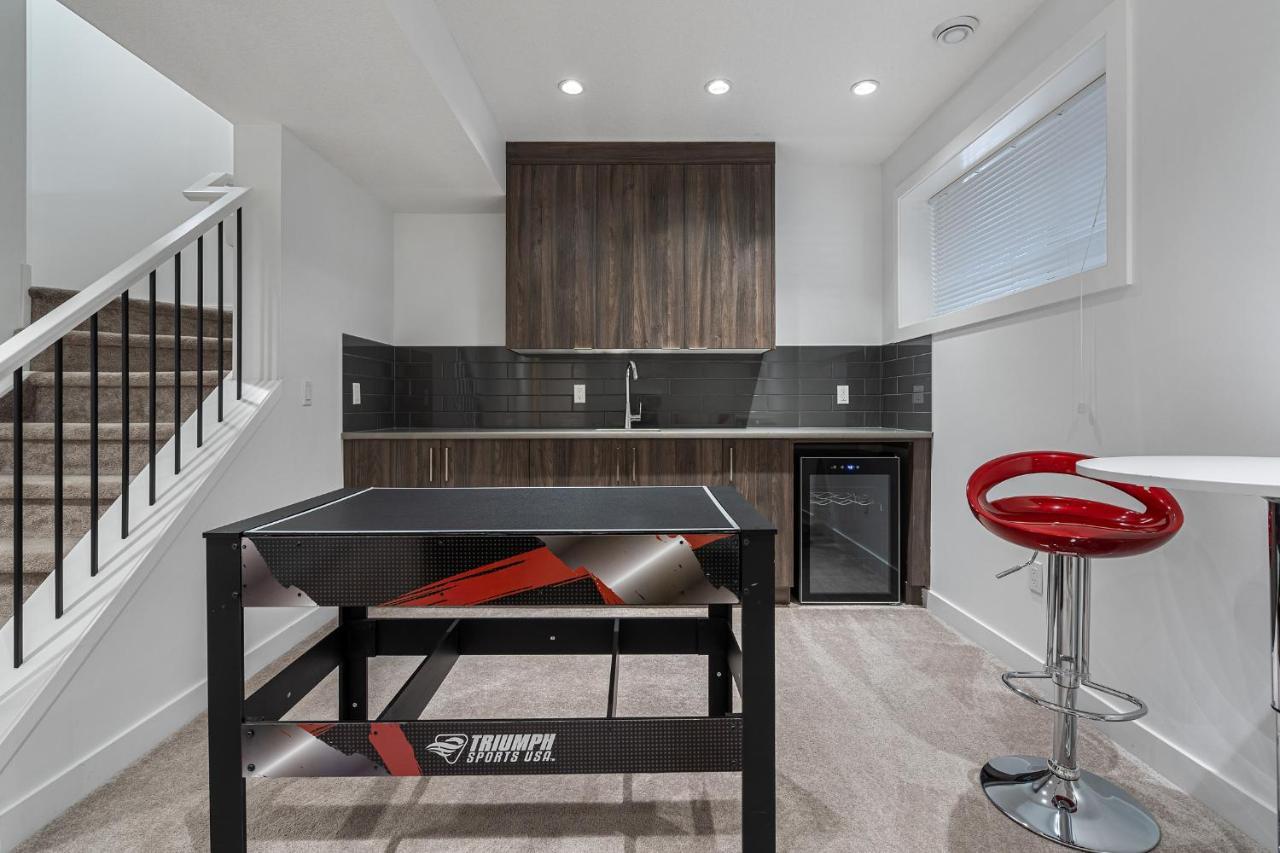 Contemporary Luxury 4 Bedroom House Near Downtown คาลการี ภายนอก รูปภาพ