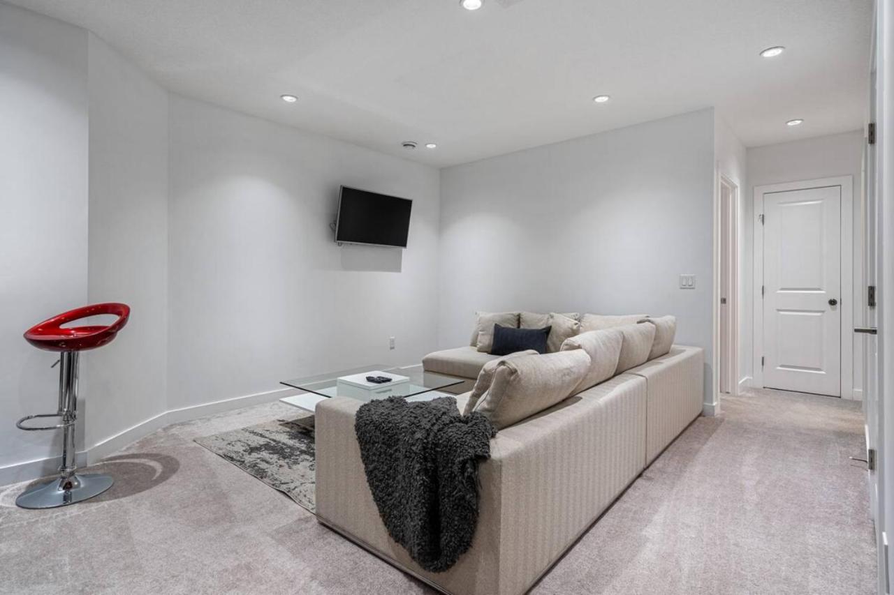 Contemporary Luxury 4 Bedroom House Near Downtown คาลการี ภายนอก รูปภาพ